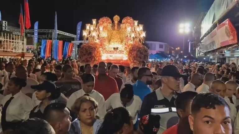 Las Tablas举办Santa Librada盛大游行庆典