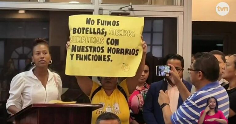 Arraiján市议会前职员集体抗议要求支付欠薪