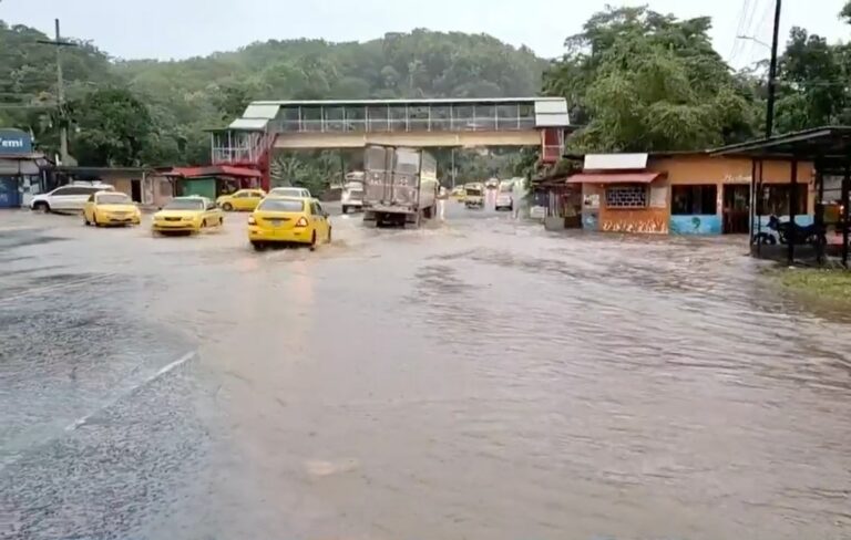 科隆省遭遇暴雨：屋顶被风掀起并洪水泛滥