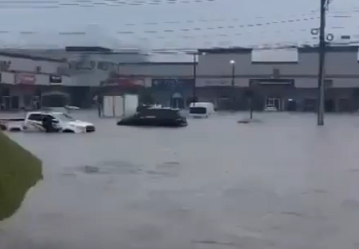 首都房屋受到降雨影响 街道被洪水淹没