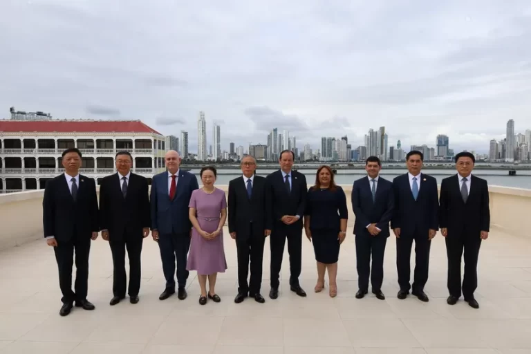 巴拿马外长会见中国全国人大常委会成员