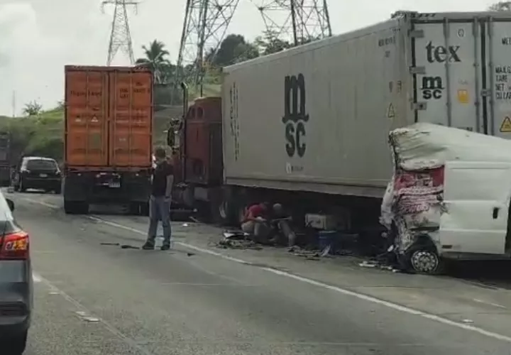 巴拿马-科隆高速公路发生三车相撞事故致多人受伤