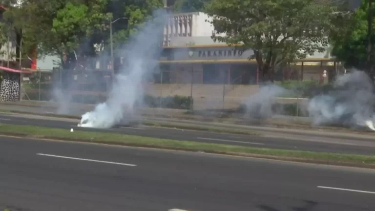 巴拿马大学前爆发抗议冲突