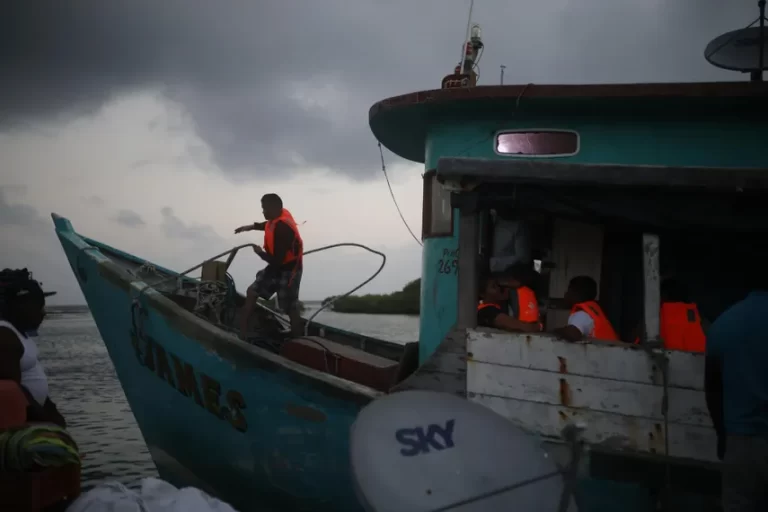 180名移民在巴拿马登船以开始他们返回南美的海上旅程