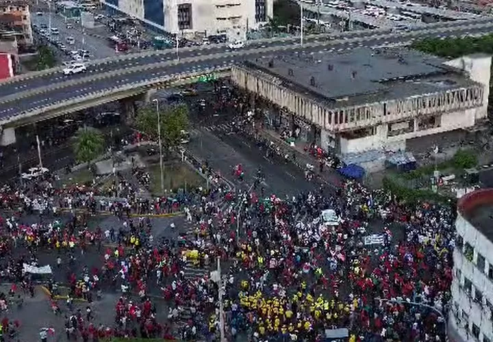 巴拿马教师和工人走上街头反对法案462