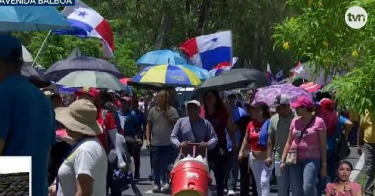 教师与医护人员在Avenida Balboa游行以抗议第462号法律