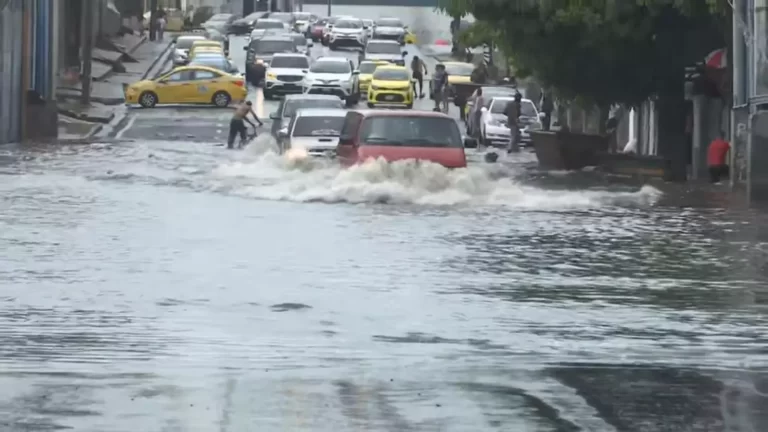 暴雨突袭巴拿马市致多区严重积水 当局发布紧急预警