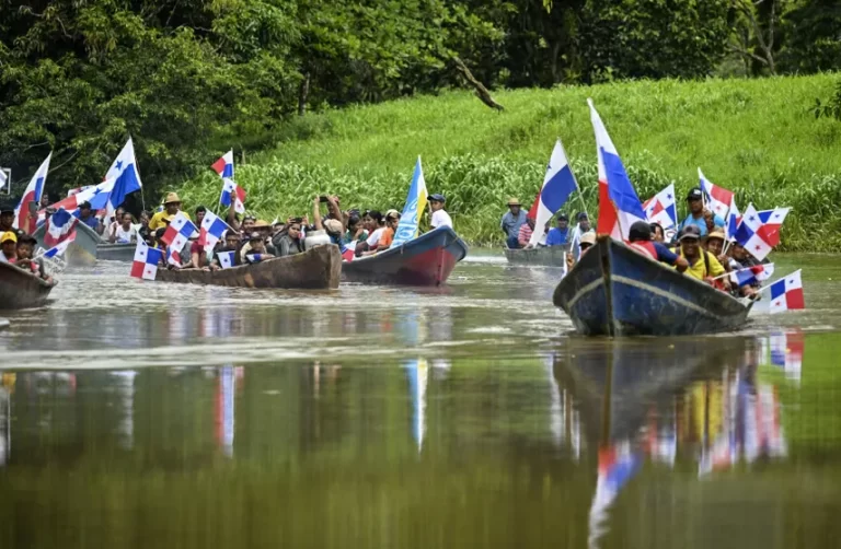 巴拿马民众乘独木舟在 Río Indio 抗议巴拿马运河新水库建设