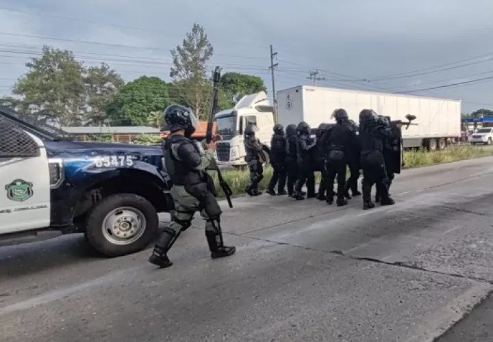 La Chorrera教师抗议期间汽车起火 警方遭控引发火灾