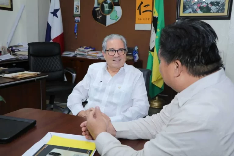 卫生部部长宣布：巴拿马西省地区卫生局总部将设在La Chorrera