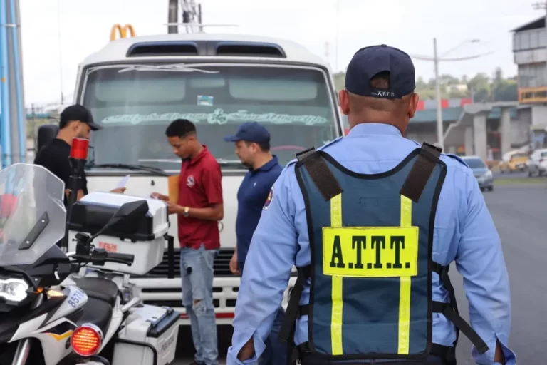 巴拿马交通局加强打击违规停车 约百辆车被拖移