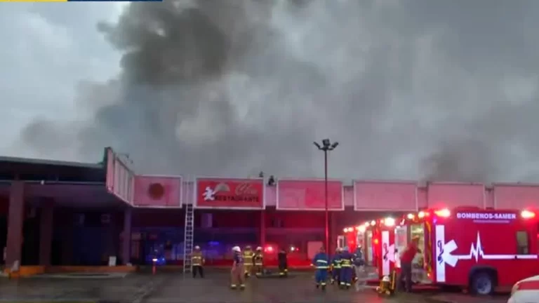 Arraiján一超市仓库大火突发 消防奋力控制火势