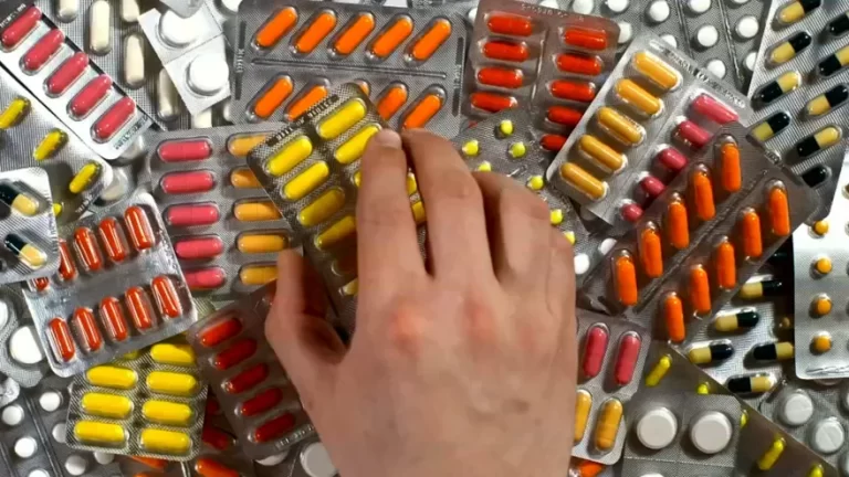 全球拉响警报：世卫组织警示抗生素滥用引发超级细菌危机