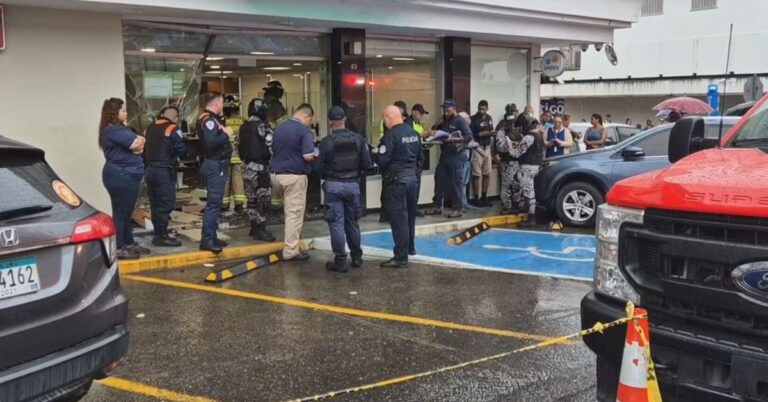 La Chorrera 惊险一幕：女司机误踩油门 轿车撞进银行