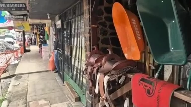 暴雨引发溪流泛滥 Bugaba多处住宅与商铺遭殃