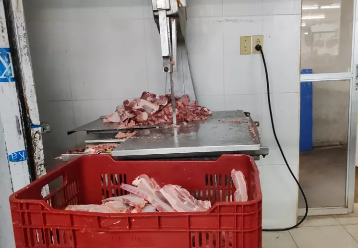 Arraiján卫生稽查：五家商铺因变质食品与假健康证遭勒令停业