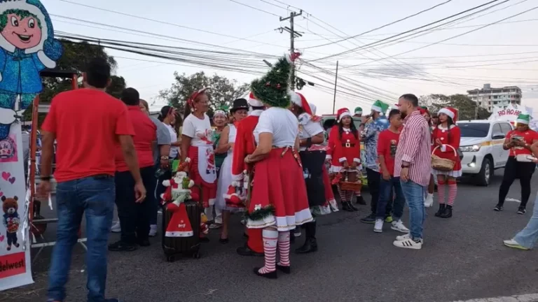 San Miguelito、La Chorrera 与 David 圣诞游行登场 城市街头洋溢节日色彩