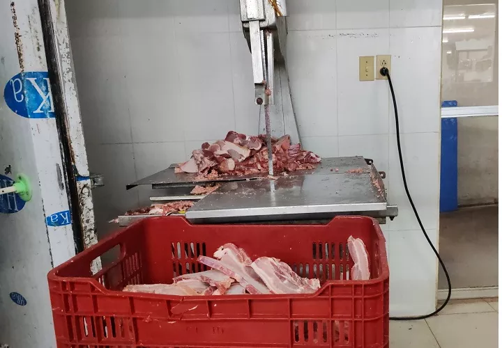 巴拿马西省两家肉铺因销售来源可疑肉类被卫生部门持续调查