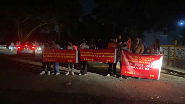 最新报道：微光汇聚守文脉！百名旅巴华人夜聚中巴公园遗址，以光为炬捍历史