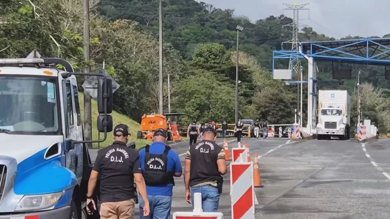 装甲车遭遇抢劫未遂 司机倒车五公里成功脱险