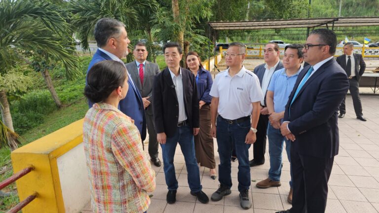巴拿马文化部长与储蓄银行高层视察华人抵巴纪念碑原址 明确原址重建立场