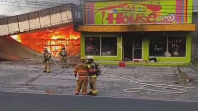 Paso Canoas一商铺火灾损失惨重 边境消防联手扑救