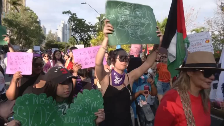 国际妇女节游行：妇女团体在Balboa大道呼吁平等与反歧视