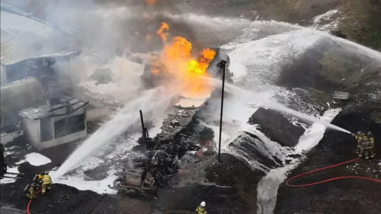 美洲大桥下油罐车爆炸致1人死亡多人受伤