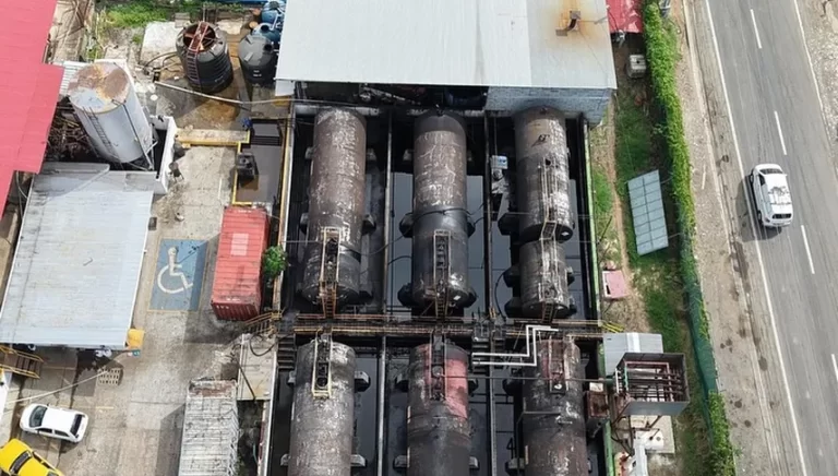 巴拿马环境部在Curundú河发现严重碳氢化合物泄漏并责令涉事企业停产