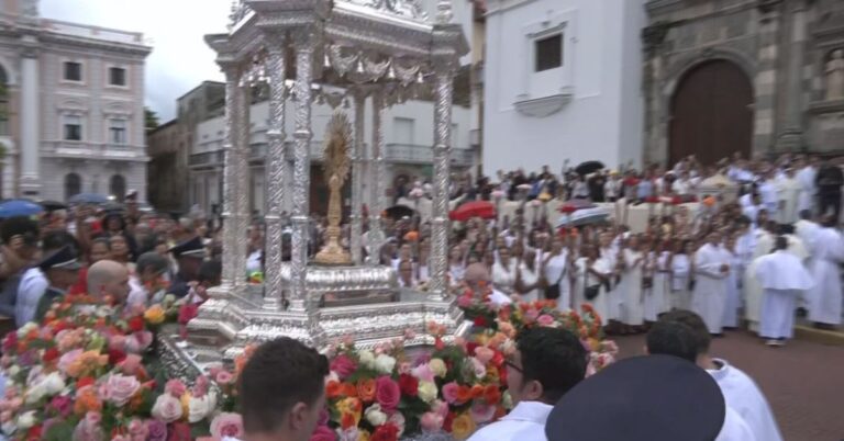 Casco Antiguo雨中举行圣体节庆典