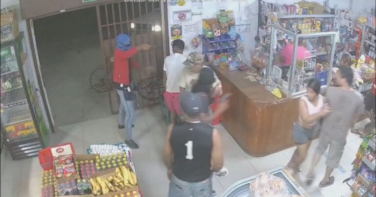 Antón市一伙食铺遭持枪抢劫 视频监控记录全过程