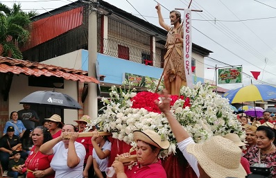 巴拿马Chitré迎年度圣徒节 民俗大赛与彩车巡游轮番上演