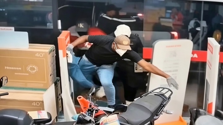 La Doña商场一商店遭持枪抢劫 歹徒踹碎玻璃门逃逸